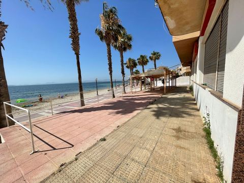 Commercial premises for hospitality on the beachfront in Los Alcázares. The place has 199 m2 built, has bathrooms, kitchen without equipping and needs a reform, but at the same time has a large terrace and an unbeatable location. Possibility of renta...