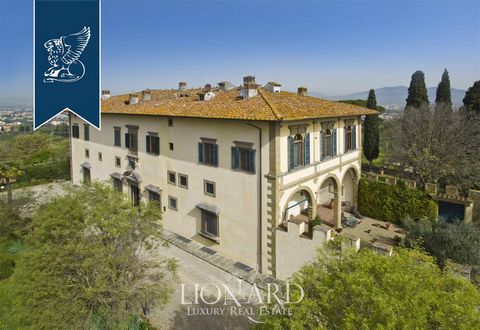 Appartamento di lusso in vendita all'interno di una prestigiosa proprietà appartenuta alla famiglia dei Medici, sulle colline che incorniciano la zona sud della città di Firenze. Si accede all'immobile percorrendo un viale che dal cancello ...