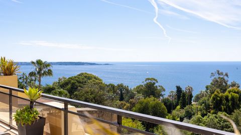 In a luxury residence with swimming pools and tennis, beautiful duplex apartment of around 200 m2, Super Cannes. Light and airy its accommodation includes a beautiful reception area with open kitchen and dining room opening onto a terrace, upstairs 4...