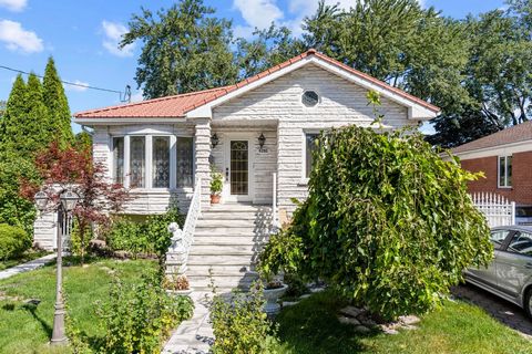 Magnificent single-storey house in Rosemont/La Petite-Patrie, popular area and close to all services, pharmacy, convenience stores, restaurants, small market, bakery, florist, several parks and schools including an elementary school right opposite. G...