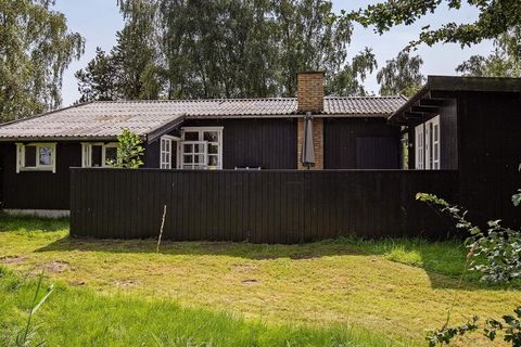 Ce cottage classique en noir et blanc de Kindvig Enge respire le charme et l'atmosphère chaleureuse. Les deux annexes sur le terrain, Røverhytten et Svalero, sont construites dans le même style et vous offrent un espace et des opportunités supplément...