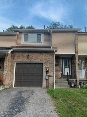 Welcome to this beautiful and spacious freehold townhouse conveniently located very near the 401/412, Whitby Go, Restaurants, Schools and Shopping. Newly Renovated Modern Kitchen, White cabinets and Subway tiles backsplash opens up to your spacious d...
