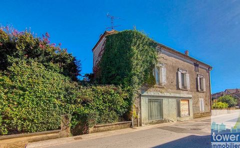 Pascal offers: Beautiful 19th century building, in the heart of the village, with a very large living space (260 m2) and commercial space on the ground floor. This house consists of: a separate kitchen, large living room with fireplace, 4 very large ...