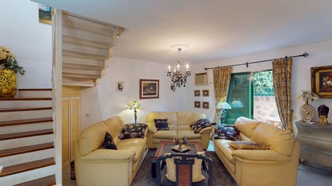 Wonderful corner villa in La Colina, San Fernando, with large terraces. Perfect family home tastefully decorated and ready to move into. The ground floor has two large terraces, barbecue and storage room. Inside we find the living room, hall, spaciou...