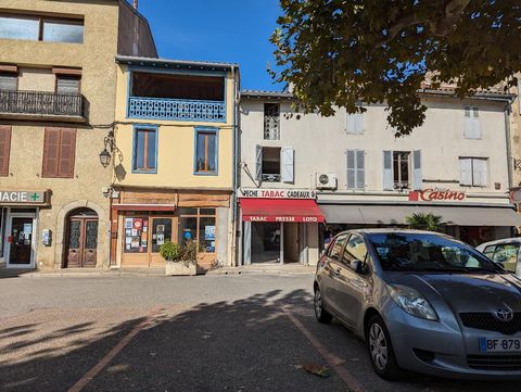 Located in the heart of the tourist village of Mas d'Azil, on the market square, this 128 m² building on three levels is arranged as follows: - Ground floor: commercial premises of approximately 29 m² and a bathroom - 1st floor: 2 rooms of 31 and 8 m...