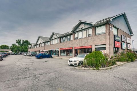 SUPERB BUSINESS OPPORTUNITY! Superb commercial condo of approximately 1000 sf, located on the 1st floor of Carré Piccadilly on one of the busiest arteries in Outaouais (boul. Gréber). Local completely renovated a few years ago, it offers 4 closed off...