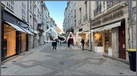Safti offers you a beautiful premises (Goodwill and transfer of lease, not the walls) located in the heart of Blois. It consists of 3 levels. On the ground floor: 90m2 of sales area. On the 1st and 2nd floor: 150m2 in total, convertible into sales ar...