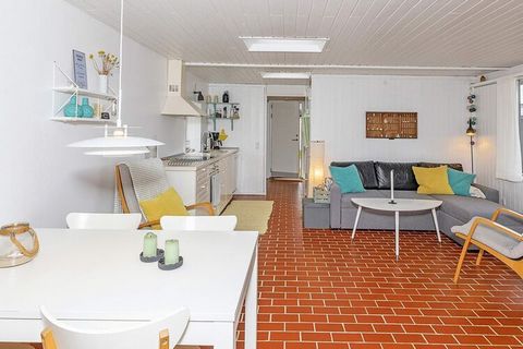 Casa de campo renovada con una decoración elegante, personal y acogedora ubicada en Rødhus. La casa está amueblada con habitaciones grandes y luminosas y un gran solárium completamente tranquilo adyacente a la zona de dunas. Hay una sala de estar en ...