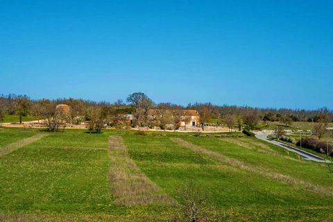 220 ha estate in lush countryside with 19th century farmhouse and several outbuildings. 15 minutes from Saint-Maximin La Sainte Baume, 30 minutes from Aix en Provence, in the Sainte Victoire landscape, 220-hectare estate in the heart of unspoilt coun...
