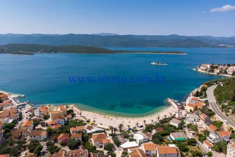 Eine neu gebaute dreistöckige Villa zum Verkauf, gelegen auf einem Hügel, in einer kleinen Küstenstadt in der Gespanschaft Dubrovnik-Neretva. Die Villa liegt 250 m Luftlinie vom Meer entfernt und bietet einen atemberaubenden Panoramablick auf das Mee...