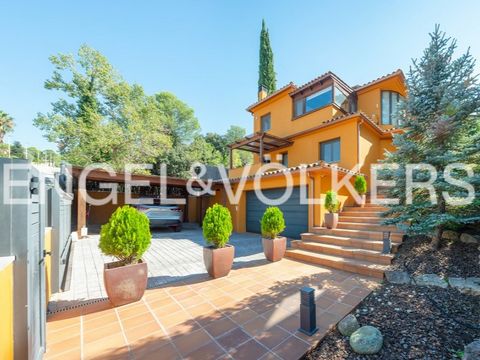 This amazing property is characterized by its privileged location in the Golf de Sant Julià de Ramis and its proximity to the city of Girona, as well as essential services such as supermarkets, schools, and public transportation. The layout of this h...
