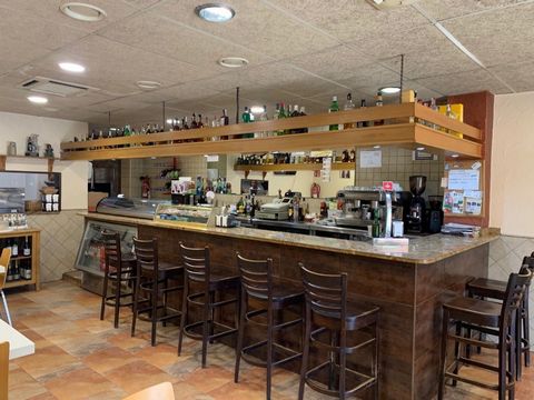 Restaurant/bar/grill Caldes de Malavella. Fully operational. Ref: 1061. Operating restaurant of 75 m² renovated in 2008. It has months and chairs for 24 diners inside, 8 people on the terrace and 7 people at the bar. 15 m² kitchen with freezer, fridg...