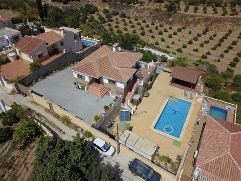 Large 4 bedroom villa on a plot of 2000m² with garage and ample parking 2 minutes from Nerja and the beach with private pool and views of the sea and the mountains. The property is located just 1 km from Nerja and 1.5 kms from the beaches. Its locati...