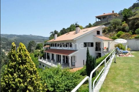 Identificação do imóvel: ZMPT547701 Casa Branca, located in a privileged location overlooking the Douro River, has a total area of ​​1799 m2. House dated 1997, has a rustic-modern architecture, 4 fronts, excellent sun exposure and very generous areas...