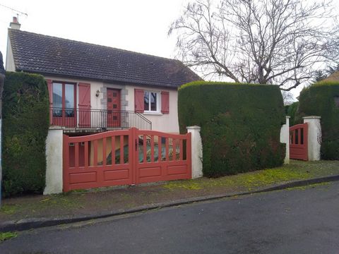 David Lemaitre, your Noovimo real estate advisor, presents this village house composed of 4 rooms, located in the town of Auvers-le-Hamon. House of more than 83m2 with a very large basement which allows many possibilities of development. You will enj...