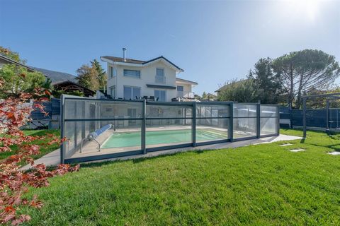 Pleasant contemporary family villa with a splendid view of the Jura mountains. Situated 30 minutes from Geneva in a quiet, residential area, this attractive contemporary family villa offers generous living space bathed in light. Built on an enclosed ...