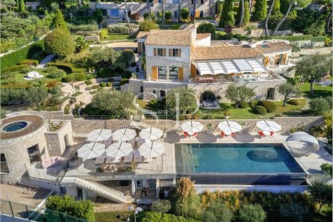 Exceptional villa nestled in the hills of Eze. This building stone offers a comfortable living area of 840 sq.m. The ground floor has a large living-dining room, fitted kitchen, an office and a master space with bedroom, double dressing room and doub...