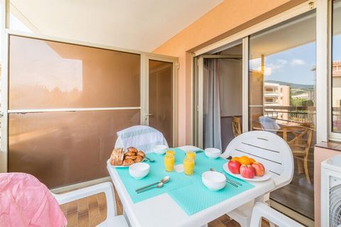 ¡Vacaciones en el Golfo de St. Tropez! Los estudios con aire acondicionado de esta residencia están a sólo 400 m de la playa y el centro de Ste Maxime también está a poca distancia, a 800 m. Sainte-Maxime es uno de los balnearios más populares de la ...
