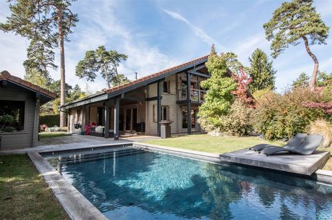 Close to the lake of Geneva, in the heart of the Domaine de Coudree, magnificent villa with wooden structure of 220 m2 on a wooded and secured land of 1600 m2 benefiting from an exceptional quiet environment with a beautiful light. The villa was buil...