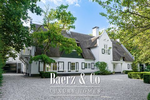 Rarely does such a magnificent residence come up for sale! Living with grandeur. Very beautiful and imposing thatched country house in English style, with guest house, veranda, spa, outdoor pool and double garage. The attractive country house 'de Bro...