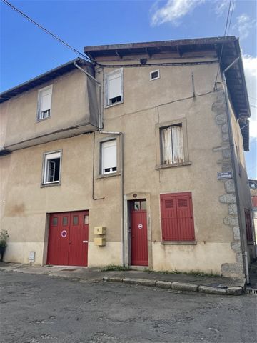 Building located in the town center of Saint Léonard de Noblat, approximately 20 minutes from Limoges. Ideal for an investment, recently renovated, it includes two apartments, first and second floor with each: a bedroom, living room, fitted and equip...