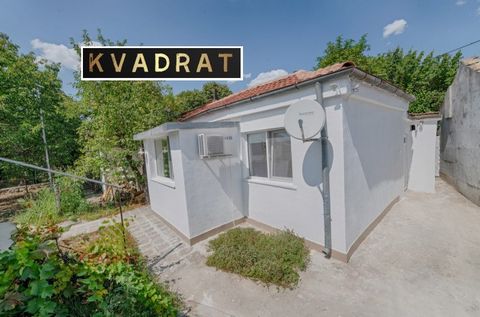 Te koop is een bakstenen huis van één verdieping NA EEN VOLLEDIGE RENOVATIE, in de stad Dobrich, in de buurt van het stadspark St. Georgi, met een oppervlakte van 61 m² en een tuin van 173 m². Afstand tot Varna 45 km, tot Balchik 30 km. Het bestaat u...