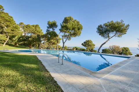 Bonita casa situada en una zona residencial muy tranquila cerca del Faro de Llafranc. La casa pertenece a un complejo de 20 casas con piscina y jardín comunitario donde podrá disfrutar de paz y tranquilidad. La casa está situada a 1,2 km de la playa ...