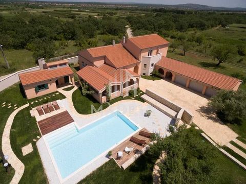 Impressive villa located in a quiet place, surrounded by walls that guarantee privacy. The villa is surrounded by a well-maintained Mediterranean garden with a spacious swimming pool with deckchairs and a garden house with a fully equipped kitchen. T...