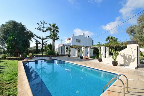 Detached house near Ibiza Town Impressive detached house near Ibiza town. This dream residence combines elegance and comfort in a privileged environment. With a constructed area of approximately 242 m² and a plot of approximately 1,473 m², this prope...
