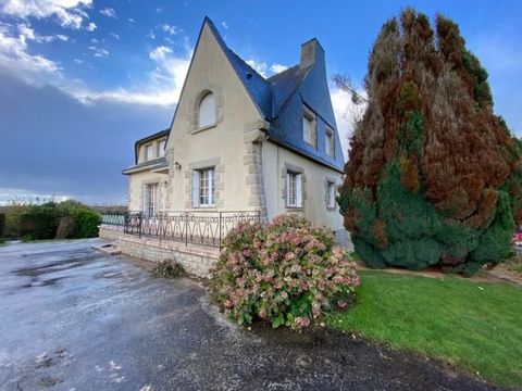 COTES D'ARMOR, Lanrelas - Large traditional house T6 on 2600m2 with open views of the countryside Discover this T6 house, traditional neo-bretonne style, offering 136 m² and 2 600 m² of land. It comprises a living room, four bedrooms, two bathrooms a...