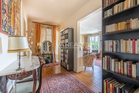 BOULOGNE NORD, on the edge of Paris 16th, the Vaneau group offers you an apartment of 78.69 m² located on the first floor with elevator in a beautiful secure and well-maintained old building with caretaker. It comprises a large entrance hall, a doubl...