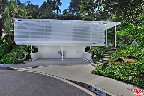 This mid-century modern gem in the style of case study architecture was designed by Young Woo, an associate of renowned architect Richard Dorman. Clean lines and natural light filled spaces with walls of glass looking out to the secluded yard that in...
