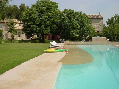 Location vacances maison avec piscine privée à Puyricard. Très belle propriété à seulement 10mn du centre ville d’Aix-en-Provence et à 3mn du charmant village de Puyricard. Elle se compose d’un grand mas de pierres de 450m2 avec 7 grandes chambres, u...
