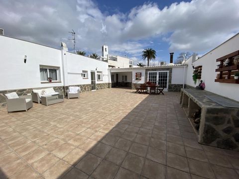 Villa in Poble Nou del Delta del Ebro, Amposta, Costa Dorada, Tarragona. Enabled with HUTTE license to receive guests type hostel with an individual house composed of kitchen, living room, 2 bathrooms and 3 bedrooms, with its individual entrance. Ano...