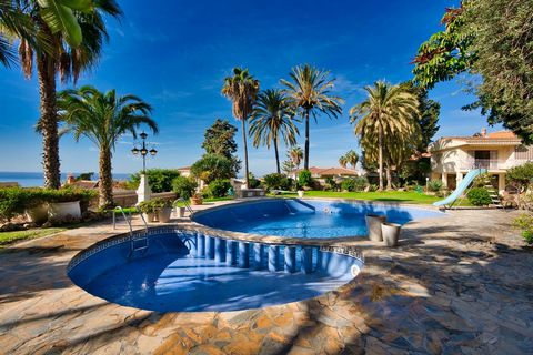 Luxury villa with Andalusian charm situated on a vast plot of 4341 m2 featuring well-kept mature gardens with fruit trees, swimming pool, barbecue area and a paddle course. Nestled on a hillside overlooking the sea, the property enjoys complete priva...
