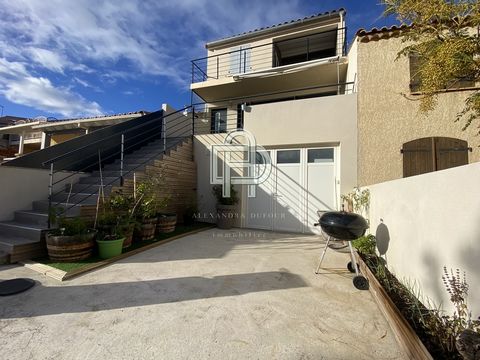 SAINT-PIERRE LA-MER :D deze zeldzame woning ontdekken, een nieuw huis (tien jaar garantie) op de begane grond: een garage van ongeveer 50m2, een slaapkamer en een onafhankelijke woonkamer (T2) van 42m2 met een kleine tuin; op de 1e verdieping, een wo...