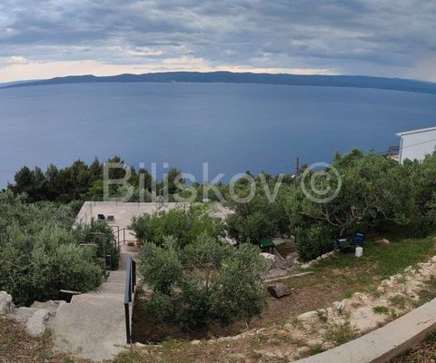 Pisak, Omiš Riviera, semi-detached house of approx. 70 m2, on a plot of approx. 700 m2, with a view of the sea. It consists of 3 bedrooms, living room, kitchen with dining room, bathroom, toilet, tavern and terrace. There is a garden in front of the ...