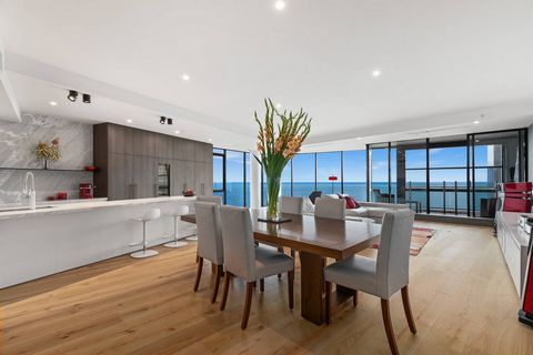 Godny pozazdroszczenia położony naprzeciwko plaży Port Melbourne, z zatoką jako zawsze obecnym atutem, ten wyjątkowy apartament jest po prostu spektakularny. Położony w HMAS, najbardziej pożądanej inwestycji przy plaży, ten apartament z urzekającymi ...