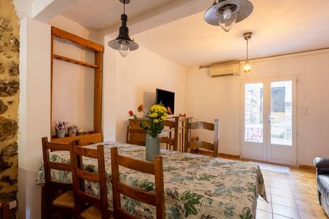 Welcome to this authentic village holiday home in the heart of Montmeyan, ideal for two couples with children. The large private terrace allows you to dine outside and grill on the barbecue. In case of rain, the covered terrace shelters you during me...