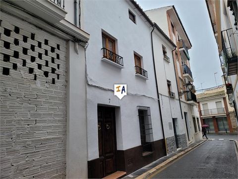 Cette propriété de 4 chambres et 2 salles de bains est située dans la belle ville historique d'Antequera, dans la province de Malaga en Andalousie, en Espagne. Cette grande propriété se trouve à quelques pas du centre de la ville et de toutes les com...