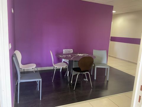 This professional space offers a generous surface area of 139.18m2, ideal for meeting various commercial needs. Located in Acajou Le Lamentin, this premises benefits from a strategic location. Description: 1 entrance hall - 5 offices - Air conditioni...