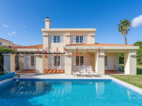 ARE YOU LOOKING FOR A REFURBISHED 3 BEDROOM VILLA IN QUINTA DA BELOURA? Look no further. Found! Recently refurbished villa with 202m2 of area on a plot of land of 437m2 On floor 0 you have: Fully equipped kitchen 14m2 and with access to the outside, ...