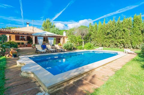 Welkom in dit prachtige landhuis in Lloseta met privézwembad en capaciteit voor 5 personen. Dit geweldige huis beschikt over een gezellige en mooie buitenruimte. Het beschikt over een prachtig chloorbad van 9 x 4 meter met een waterdiepte van 1 tot 2...