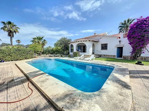 Wunderschöne Villa mit Pool in Dénia La Xara Willkommen in dieser herrlichen Villa in Dénia, auf einem großzügigen Grundstück von 1500 m². Dieses außergewöhnliche Anwesen bietet einen atemberaubenden Blick auf das Meer und die Berge und verfügt über ...