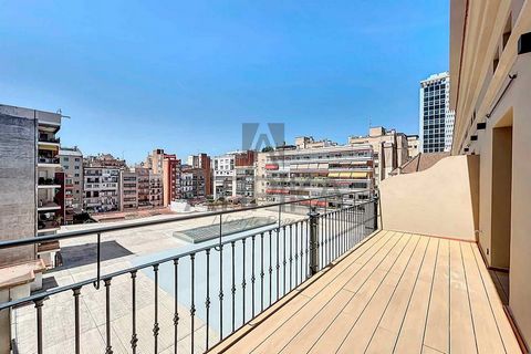 This charming, brand new apartment is located in a carefully restored old building in the heart of the Quadrat d'Or, one of the most prestigious areas of Barcelona. The property offers an environment of elegance and modernity in an unbeatable locatio...