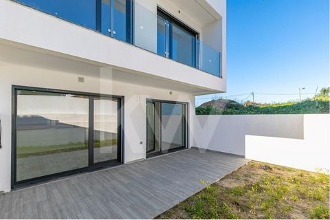 Villa de 3 chambres, excellente opportunité, dans un endroit où il y a plus de demande de villas, à 800 mètres de la jonction IC 20 pour accéder à Sobreda, à quelques minutes des superbes plages de Costa da Caparica, à quelques minutes du centre de L...