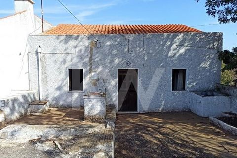 House with backyard, with a total area of 131m2, located in an area with easy access to various localities, such as Loulé, Paderne, Alte.This Villa with land is ideal for those looking a space of your own, and offers privacy and tranquility.Composed ...