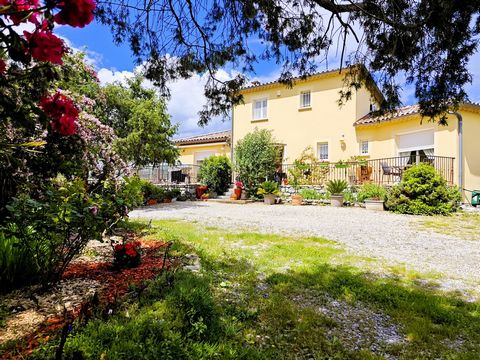 Südlich der Ardèche in der Stadt Banne befindet sich diese große Familienvilla in perfekter Lage auf einem 6011m2 großen, vollständig umzäunten und wunderschön bewaldeten Grundstück. Ein geräumiger 10x5-Pool, der mit einem Unterstand überdacht ist, e...