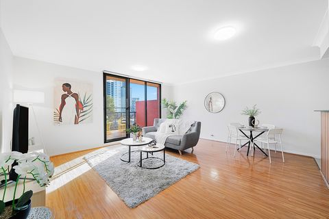 Strata Levy: $1,600 p/q Approx Rental Return: $900 - $1,000 p/w Approx Recently updated with new paint and flooring, this split-level property offers a spacious 218sqm layout with a large private terrace, all nestled within a secure, full-brick compl...