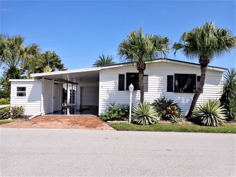 Découvrez la quintessence de la vie côtière dans cette maison mobile clé en main au bord de l’eau, nichée dans une communauté active de 55+ sur l’Intracoastal. offre le cadre idéal pour les amateurs de navigation de plaisance. La communauté est un pa...